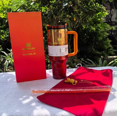 Tropicoqueta -- Karol G (Limited edition) -- The Stanley 1913 Red Tumbler